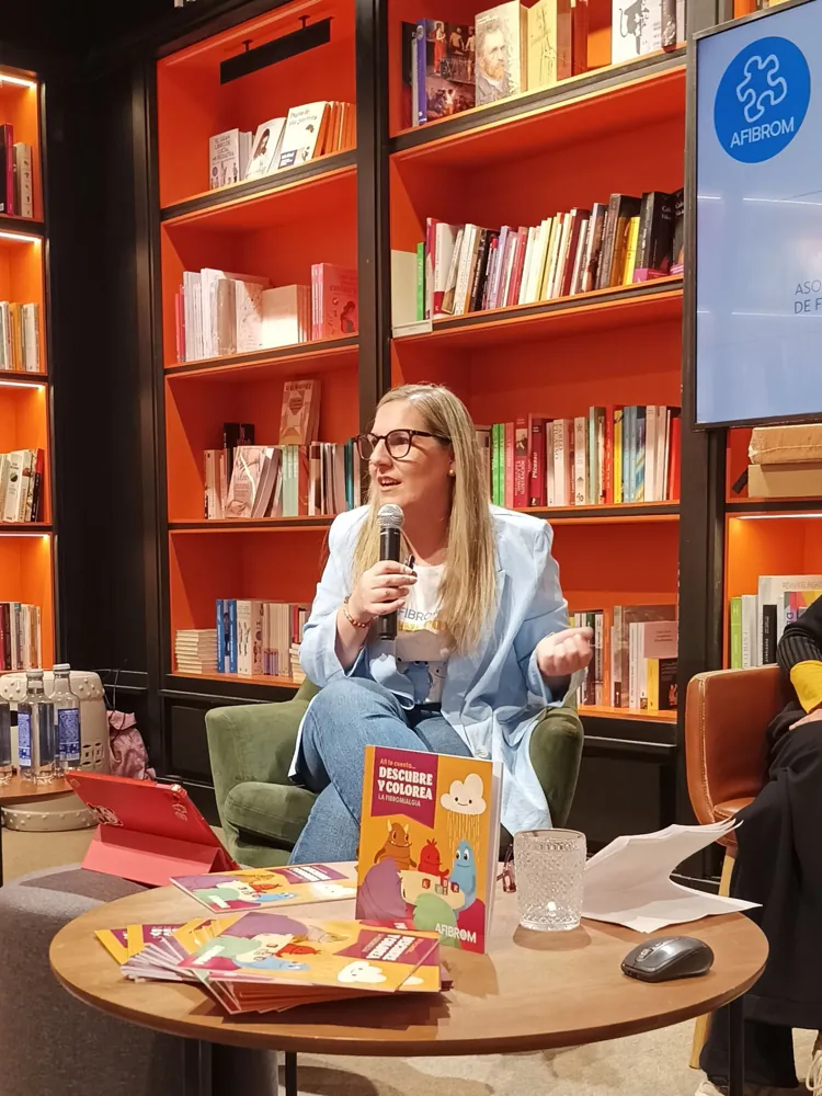 Alicia Cobo presentando «Afi te cuenta…» en una librería